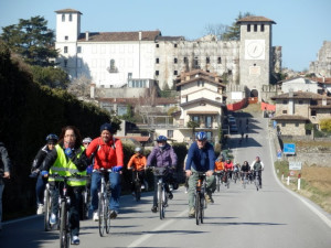 2013_03_03 ciclisti davanti al castello